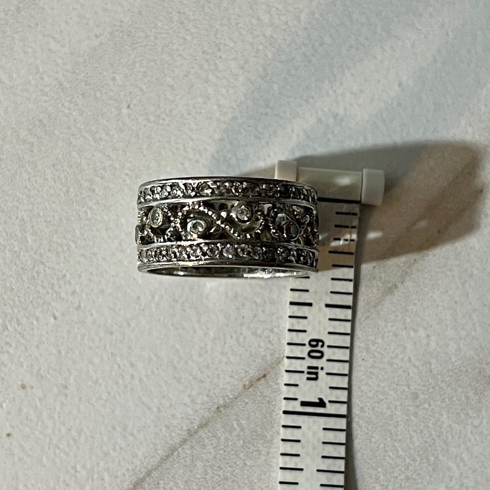 Elegant Silver Band Ring with Intricate Design, size 6.75